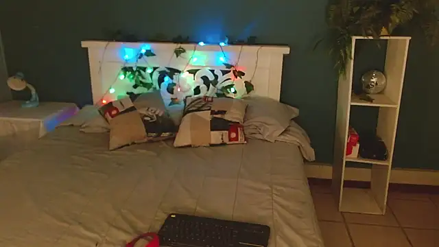 Samantha  Benet online show from 11/29/25, 07:47