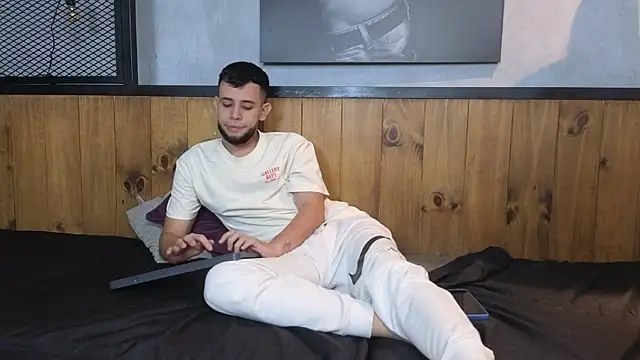 Maxcole 07 online show from 01/11/26, 07:32