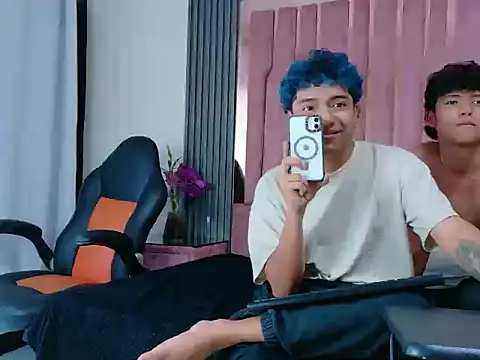 Snapshot of LiamANDJordan chatting on 10/29/25, 09:25 LiamANDJordan online show from 10/29/25, 09:25