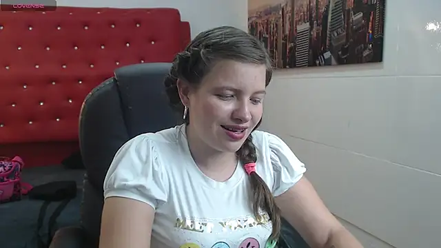Snapshot of Hills_Mia chatting on 10/24/25, 04:00 Hills Mia online show from 10/24/25, 04:00