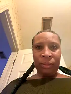 Snapshot of CreammieDelite chatting on 10/29/25, 05:17 CreammieDelite online show from 10/29/25, 05:17