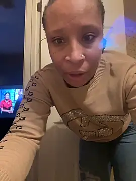 Snapshot of CreammieDelite chatting on 10/26/25, 09:42 CreammieDelite online show from 10/26/25, 09:42