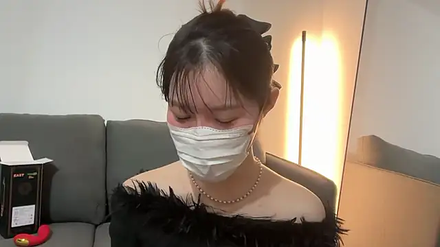 karenchaaan online show from 11/17/25, 12:09