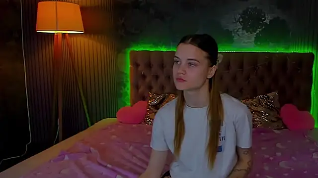 LuisaClover online show from 11/28/25, 01:33