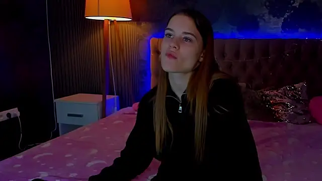 LuisaClover online show from 11/30/25, 01:01