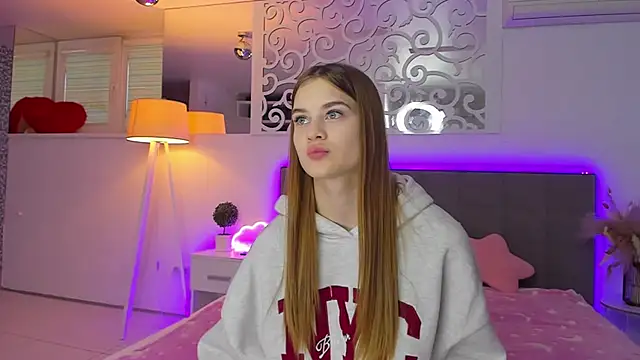 LuisaClover online show from 12/03/25, 01:21