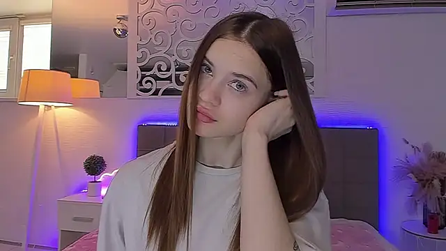 LuisaClover online show from 04/22/26, 12:23