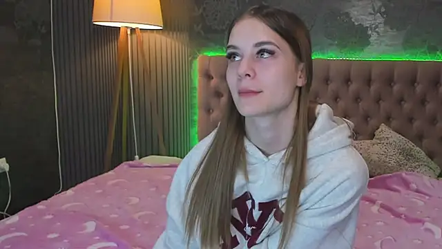 LuisaClover online show from 11/15/25, 01:15