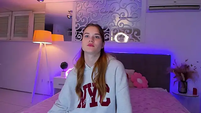 LuisaClover online show from 12/01/25, 01:56