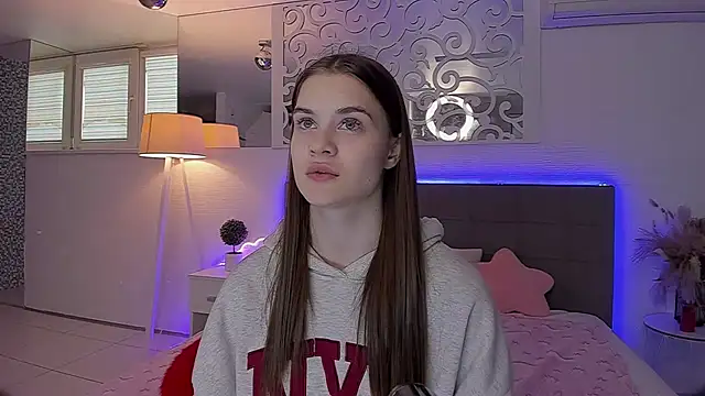 LuisaClover online show from 04/19/26, 12:17