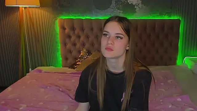 LuisaClover online show from 11/18/25, 02:42