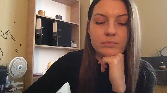 Snapshot of DollyRoma chatting on 10/22/25, 12:59 DollyRoma online show from 10/22/25, 12:59