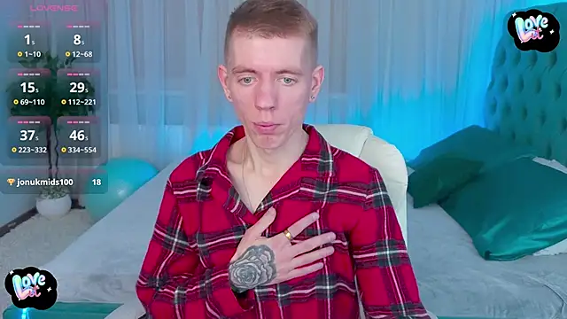 Snapshot of Cristian__Dior chatting on 12/13/25, 08:04 Cristian Dior online show from 12/13/25, 08:04