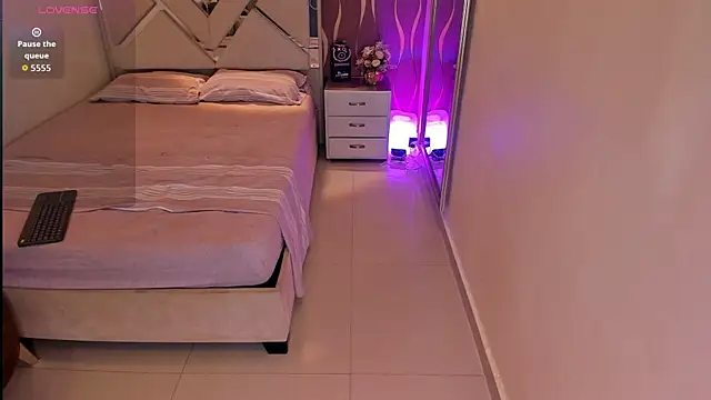 iam nicolle online show from 11/08/25, 01:47