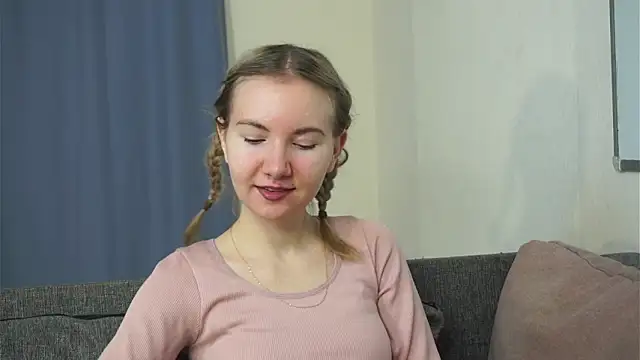 Snapshot of CathyHeximer chatting on 12/23/25, 07:40 CathyHeximer online show from 12/23/25, 07:40