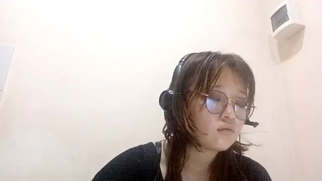 Snapshot of web3queen chatting on 10/23/25, 03:43 web3queen online show from 10/23/25, 03:43
