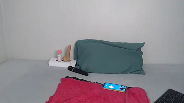 Snapshot of Sweet-PetiteX chatting on 12/14/25, 04:23 Sweet-PetiteX online show from 12/14/25, 04:23