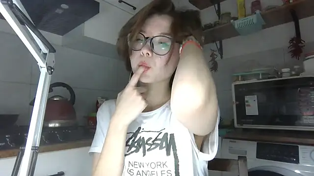 Snapshot of LilysTaylor chatting on 10/23/25, 05:55 LilysTaylor online show from 10/23/25, 05:55