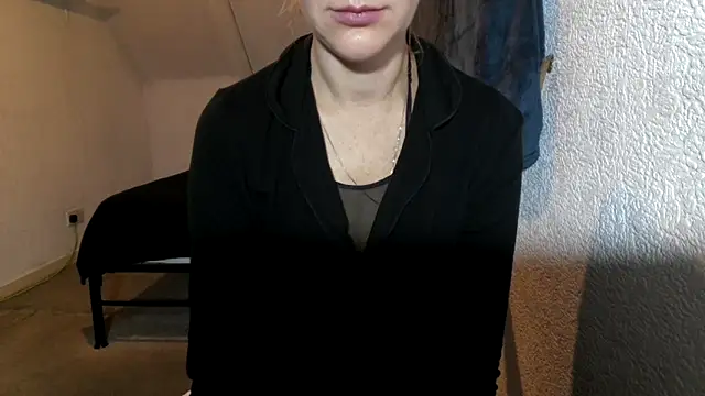 Snapshot of Aromaloveqq chatting on 11/06/25, 02:32 Aromaloveqq online show from 11/06/25, 02:32