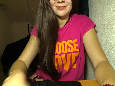 Snapshot of Aromaloveqq chatting on 11/16/25, 03:17 Aromaloveqq online show from 11/16/25, 03:17