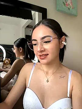 IslaCole online show from 10/26/25, 06:30