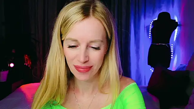 Snapshot of Kess-Edison chatting on 11/30/25, 04:41 Kess-Edison online show from 11/30/25, 04:41