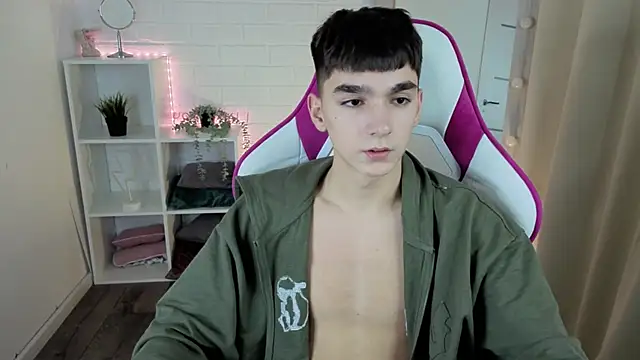 Snapshot of YamiTwink chatting on 11/20/25, 11:22 YamiTwink online show from 11/20/25, 11:22