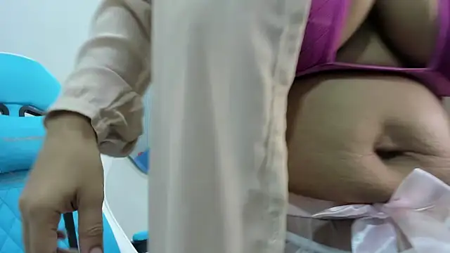 Snapshot of agata18_ chatting on 11/21/25, 12:26 agata18 online show from 11/21/25, 12:26