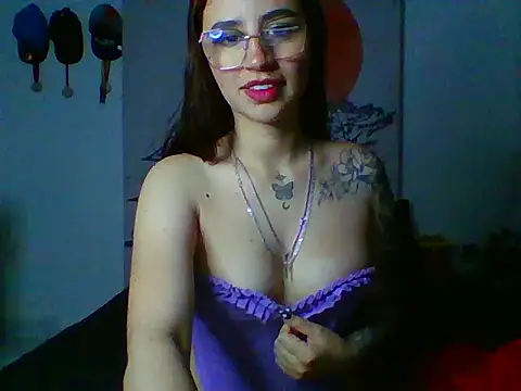 Snapshot of MiaHotVibes2 chatting on 10/31/25, 04:31 MiaHotVibes2 online show from 10/31/25, 04:31