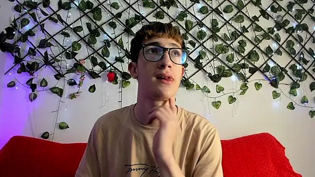 Snapshot of Erick_Taylor3 chatting on 10/23/25, 05:33 Erick Taylor3 online show from 10/23/25, 05:33