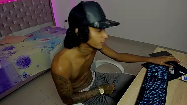 Snapshot of skinny_tatto01 chatting on 10/23/25, 08:51 skinny tatto01 online show from 10/23/25, 08:51