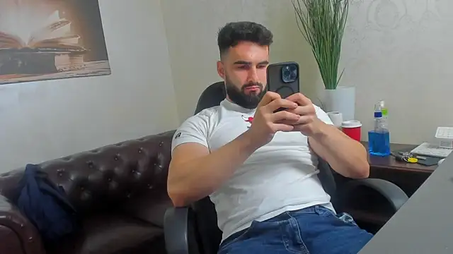 Snapshot of MicahLane chatting on 10/26/25, 05:41 MicahLane online show from 10/26/25, 05:41