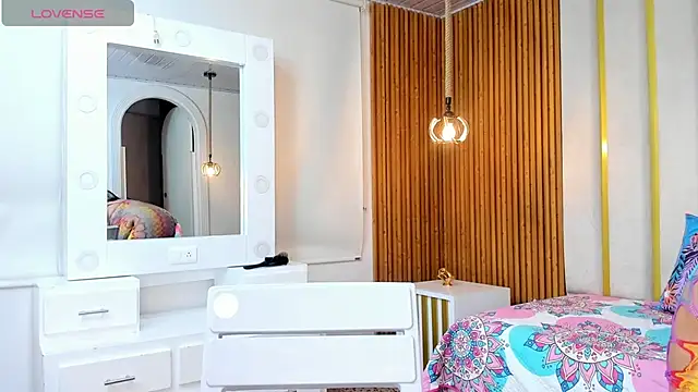 Hanna curvy  online show from 10/31/25, 11:18