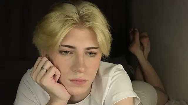 Snapshot of Oliver_star_boy_ chatting on 05/12/26, 06:25 Oliver star boy online show from 05/12/26, 06:25