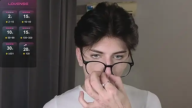 Oliver star boy  online show from 11/26/25, 02:39