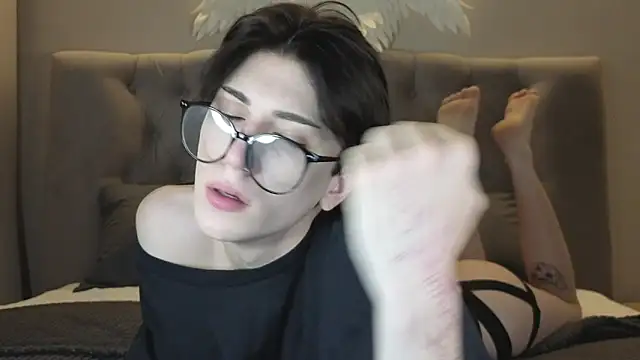 Snapshot of Oliver_star_boy_ chatting on 01/06/26, 03:32 Oliver star boy online show from 01/06/26, 03:32