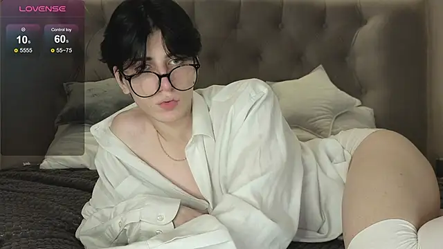 Snapshot of Oliver_star_boy_ chatting on 02/17/26, 05:32 Oliver star boy online show from 02/17/26, 05:32