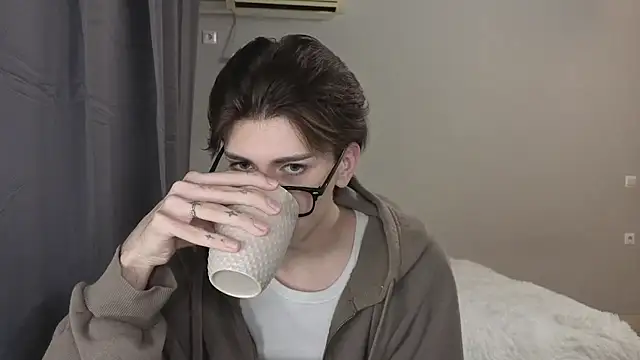 Snapshot of Oliver_star_boy_ chatting on 10/25/25, 04:40 Oliver star boy  online show from 10/25/25, 04:40