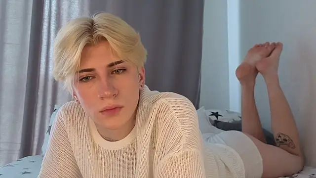 Snapshot of Oliver_star_boy_ chatting on 05/16/26, 08:35 Oliver star boy online show from 05/16/26, 08:35