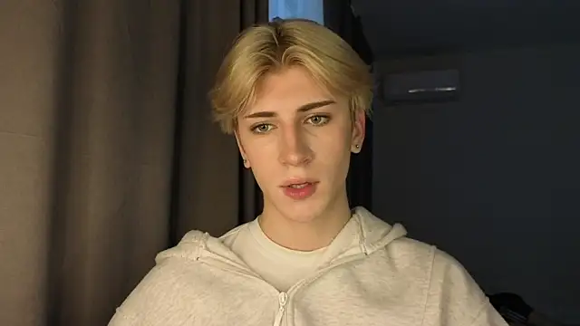 Snapshot of Oliver_star_boy_ chatting on 05/25/26, 12:04 Oliver star boy online show from 05/25/26, 12:04