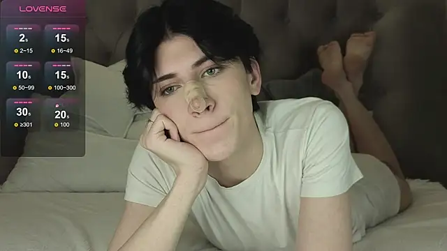 Snapshot of Oliver_star_boy_ chatting on 02/22/26, 04:19 Oliver star boy online show from 02/22/26, 04:19