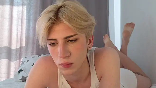 Snapshot of Oliver_star_boy_ chatting on 05/26/26, 04:43 Oliver star boy online show from 05/26/26, 04:43