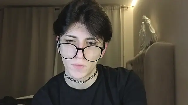 Snapshot of Oliver_star_boy_ chatting on 01/14/26, 05:05 Oliver star boy online show from 01/14/26, 05:05