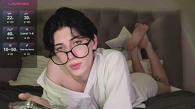 Snapshot of Oliver_star_boy_ chatting on 02/20/26, 05:26 Oliver star boy online show from 02/20/26, 05:26