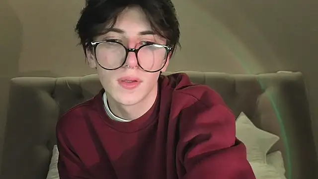 Snapshot of Oliver_star_boy_ chatting on 02/13/26, 05:46 Oliver star boy online show from 02/13/26, 05:46