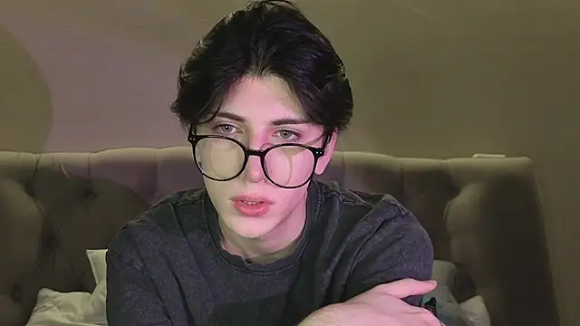 Snapshot of Oliver_star_boy_ chatting on 02/12/26, 07:24 Oliver star boy online show from 02/12/26, 07:24