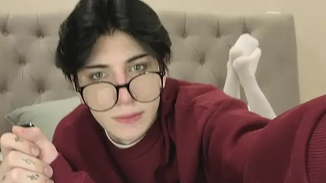 Snapshot of Oliver_star_boy_ chatting on 02/14/26, 03:45 Oliver star boy online show from 02/14/26, 03:45