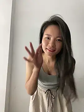 Bee Yellow00 online show from 10/28/25, 05:01