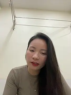 Bee Yellow00 online show from 11/11/25, 04:29