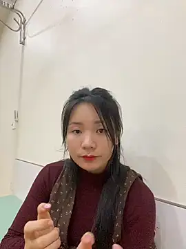 Bee Yellow00 online show from 02/05/26, 05:03